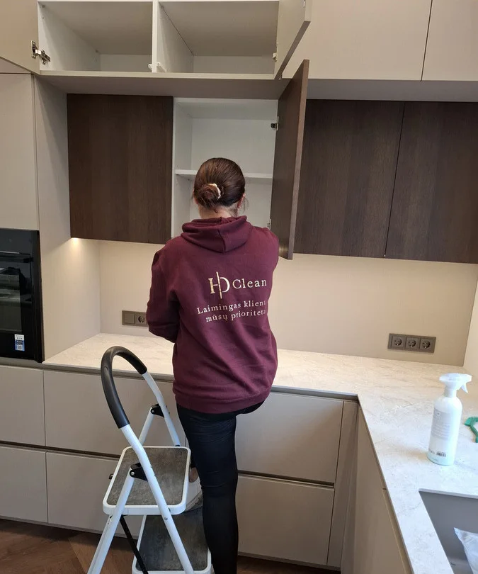HD Clean komandos atliekamas virtuvės spintelių valymas